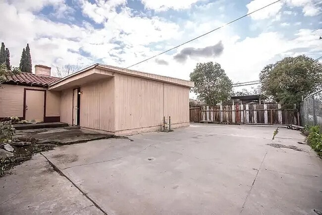 Photo - 735 Fresno St