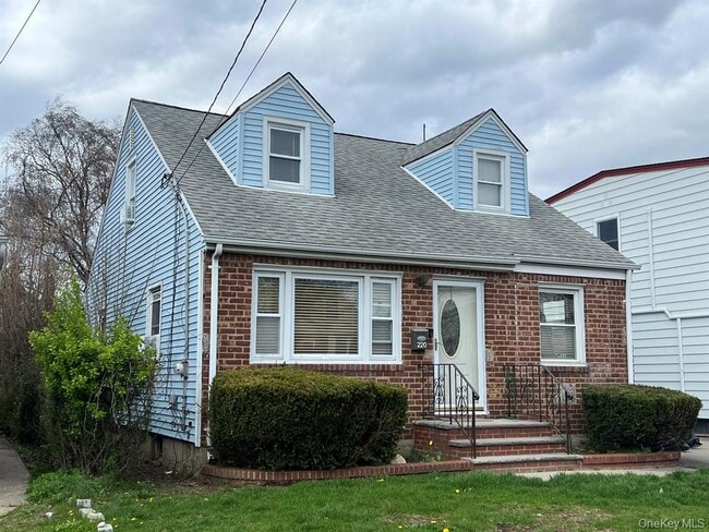 Photo - 220 Raff Ave