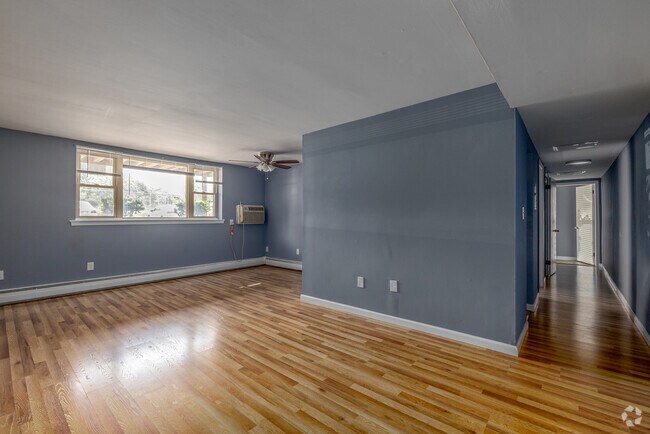 2BD, 2BA - 900 SF