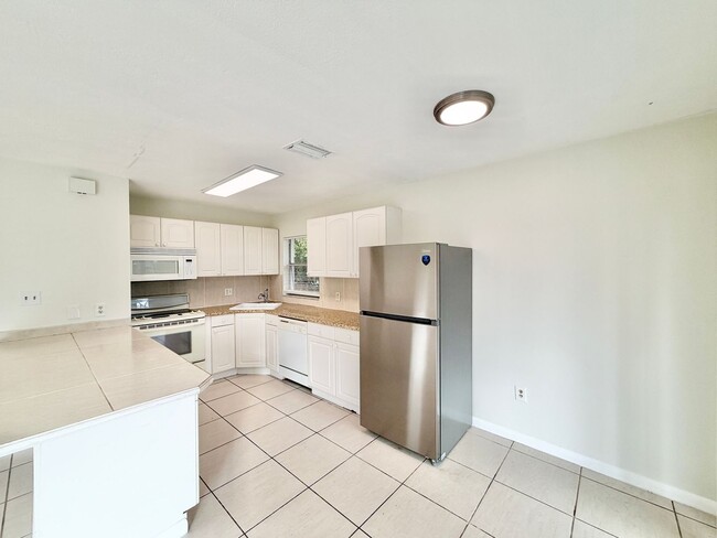 Photo - ** BONITA SPRINGS ** 2 BED / 1 BATH ** WEST OF 41 ** PET OK ** ANNUAL RENTAL **