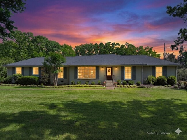 Photo - **RARE BRENTWOOD FIND, A MASTERCLASS IN ELEGANT SOUTHERN DESIGN**