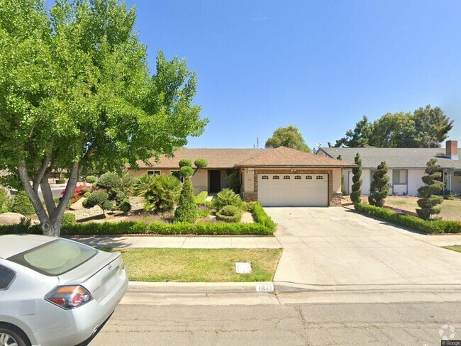 Building Photo - Great home in Fresno, Gorgeous Landscaping!