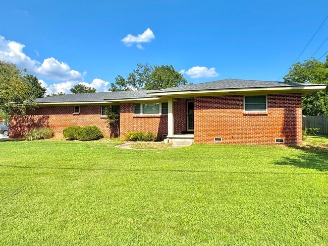Building Photo - Charming 3-bedroom, 2-bath home on a corne...