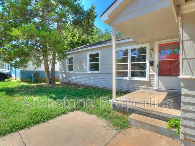 Photo - 2305 Mustang St