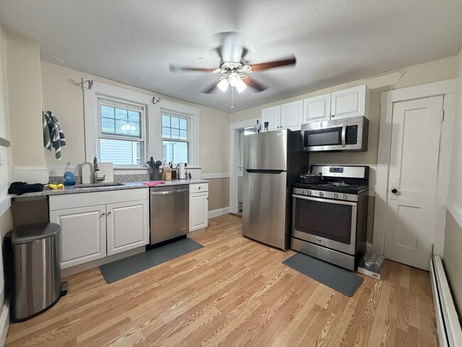 Building Photo - 100 Walnut St Unit R2