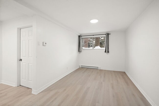 Photo - 2555 Davidson
