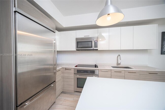 Building Photo - 1300 Brickell Bay Dr Unit 710