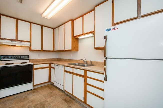 Kitchen - Timbercreek Apartments