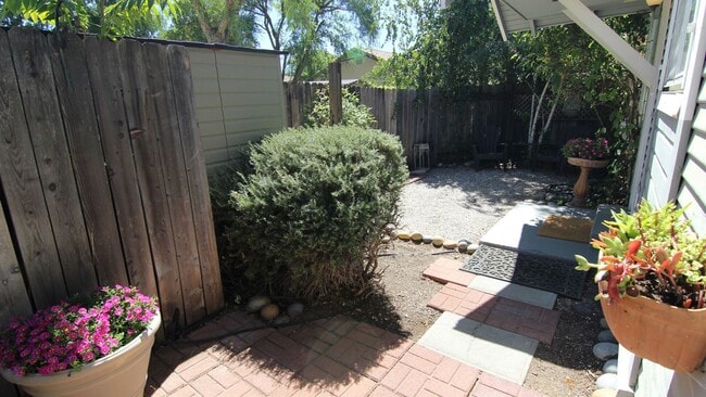 Building Photo - 1 Bedroom, 1 Bath with assigned parking