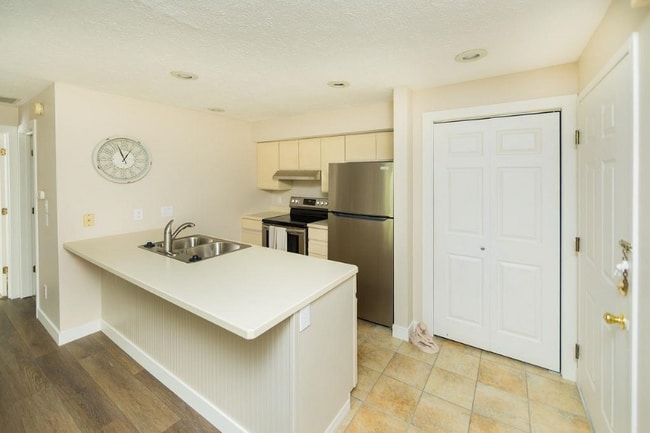 Photo - 1346 S College Mall Rd