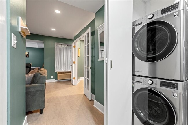 Building Photo - 40 E Delaware Pl Unit 805 Rental