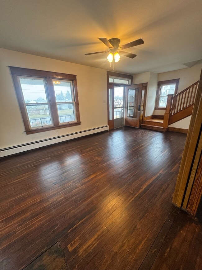 Photo - 549 E King St