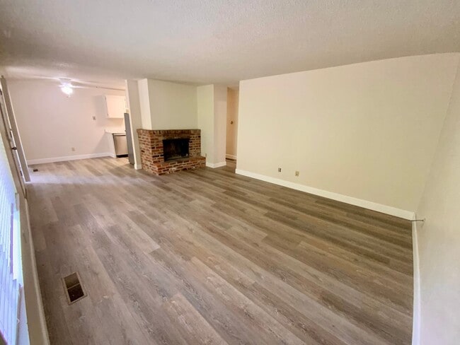 Nicely Renovated 2 Bedroom, 1 Bath Duplex ... - Nicely Renovated 2 Bedroom, 1 Bath Duplex ... Casa Adosada