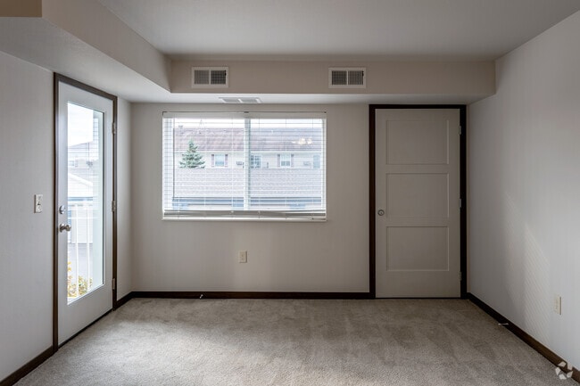 2BR, 2BA - 970SF - Living Room