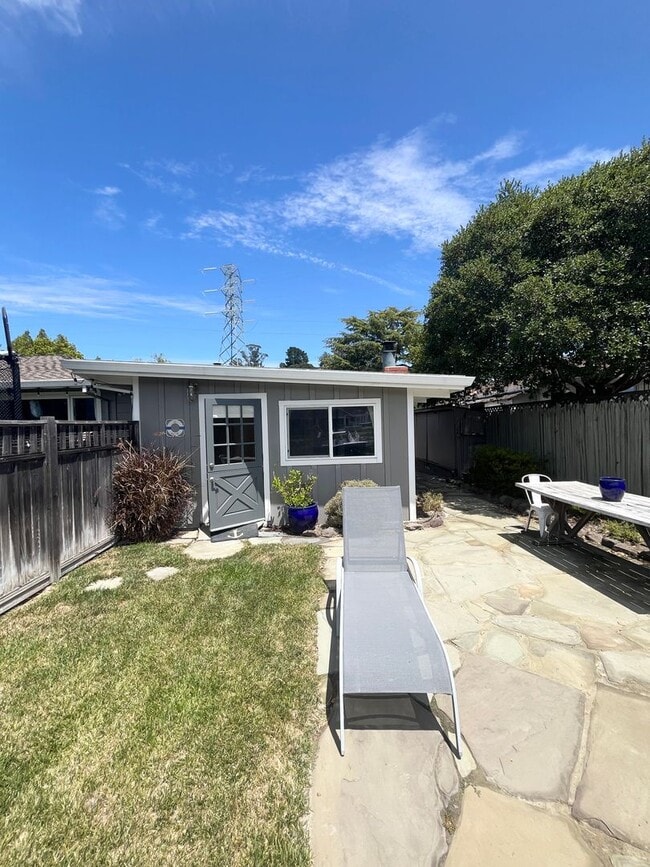 Building Photo - Waterfront Cottage in San Rafael! Utilitie... Rental