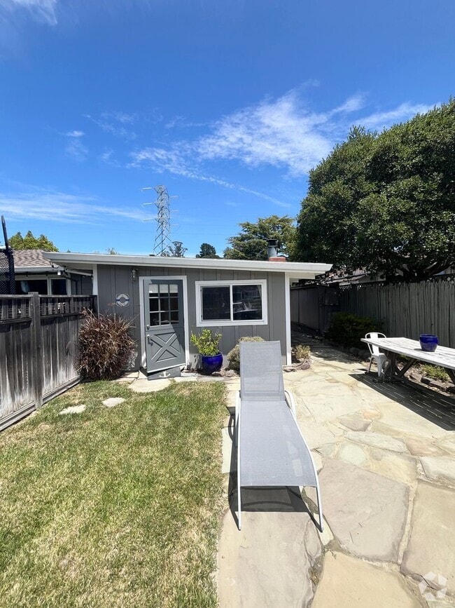Building Photo - Waterfront Cottage in San Rafael! Utilitie... Rental