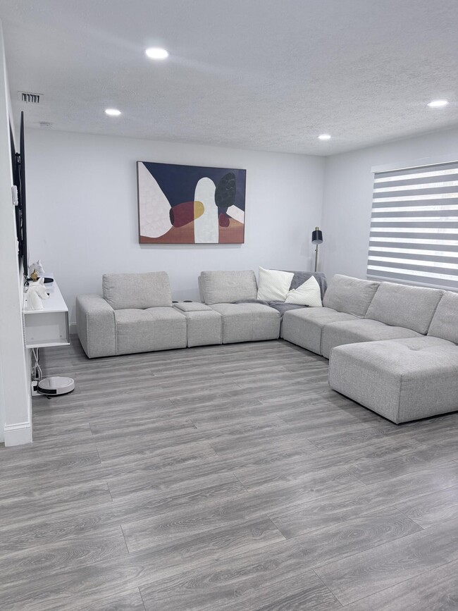 Photo - 302 SW Whitmore Dr