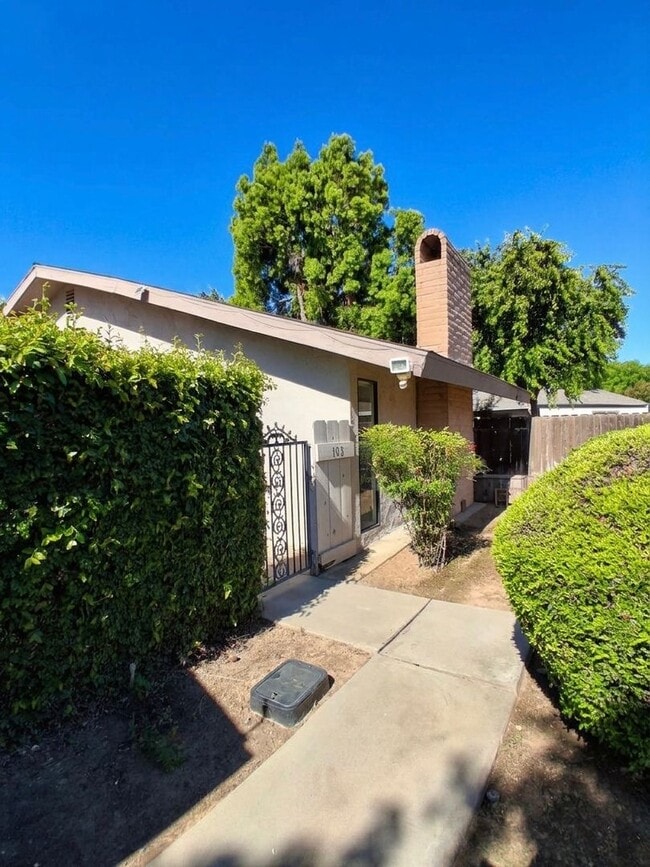 Building Photo - 4597 N Emerson Ave Unit 103