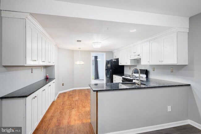 77 Bunker Hill Ct