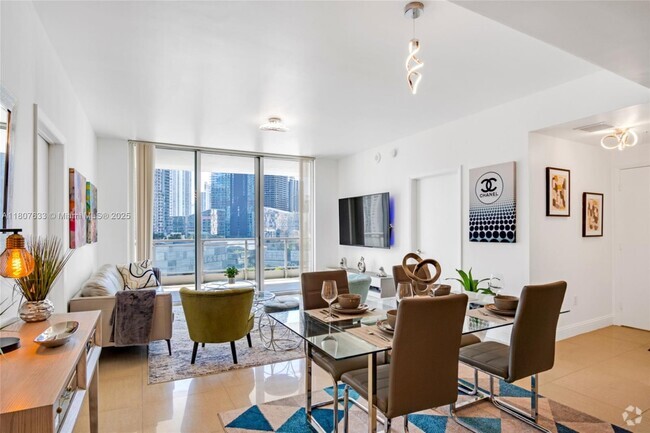 Building Photo - 90 SW 3rd St Unit 1815 Rental