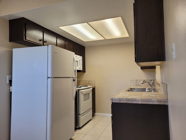 Kitchen - 1301 Hemlock Ave Unit 6