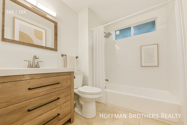 Photo - 1820 N La Brea Ave Unidad 4