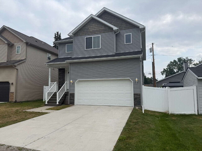 Building Photo - "3-Bed Oasis with 2.5 Baths and 1,884 Sq Ft of Comfort in Clinton Township!"