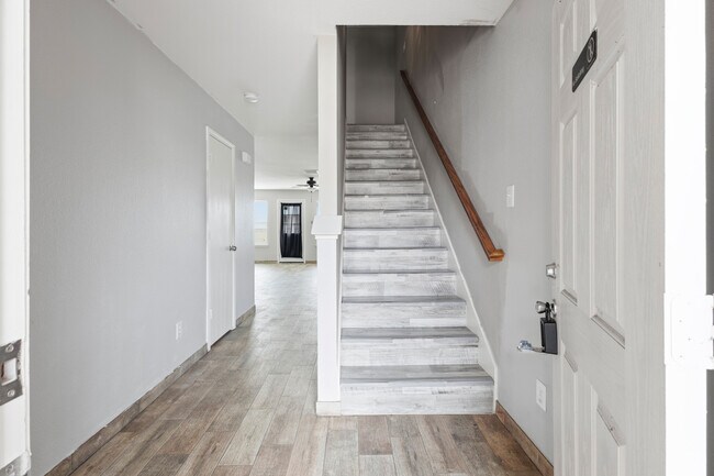Photo - 2322 Kingsway Dr