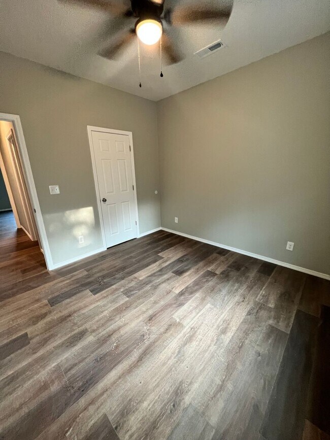 Photo - 3 bedroom 2 bath 2 car garage Bolivar MO