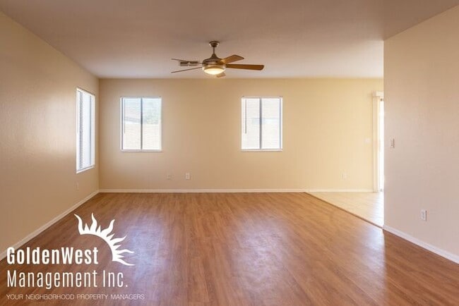 Charming 3Bdm 2Ba Home with Covered Patio in Surprise AZ!