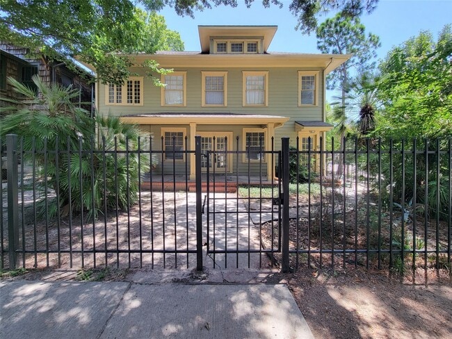 Building Photo - 815 Sul Ross St Unit 3