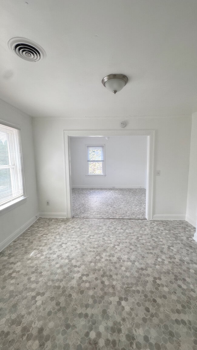 Building Photo - 322 S Ottawa St Unit Upstairs Rental