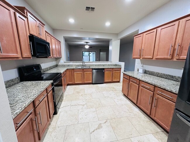 Cocina con electrodomésticos de grafito más modernos. - 18215 W Townley Ave