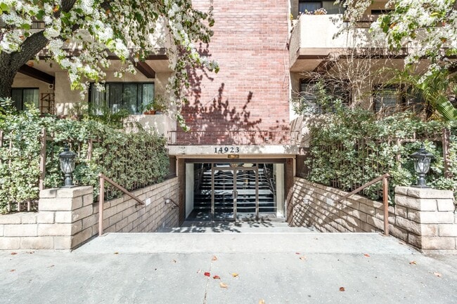 Building Photo - 14923 Moorpark St Rental
