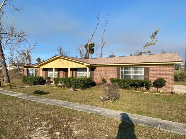 Building Photo - Spacious 3Bed/2Ba Brick Home Near Tyndall AFB! *1/2 Off Security Deposit for Active-Duty Miliary!*