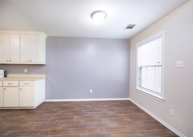 Photo - 100 Artesian Way