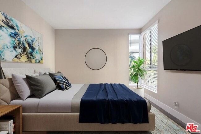 Photo - 627 N Rossmore Ave