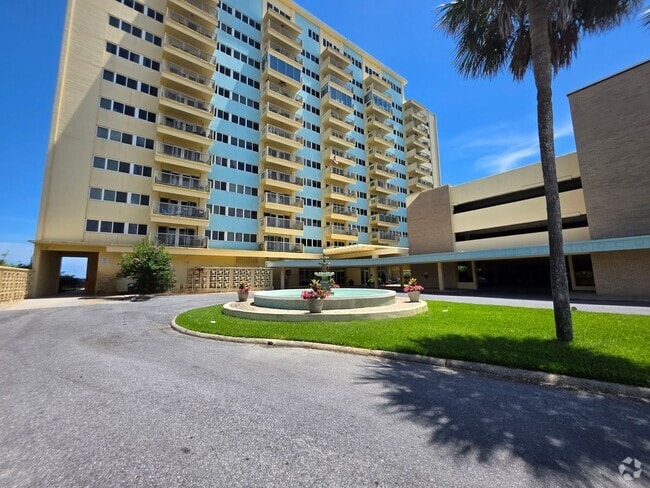 Building Photo - 1BR/1BA waterfront condo with golf course ...