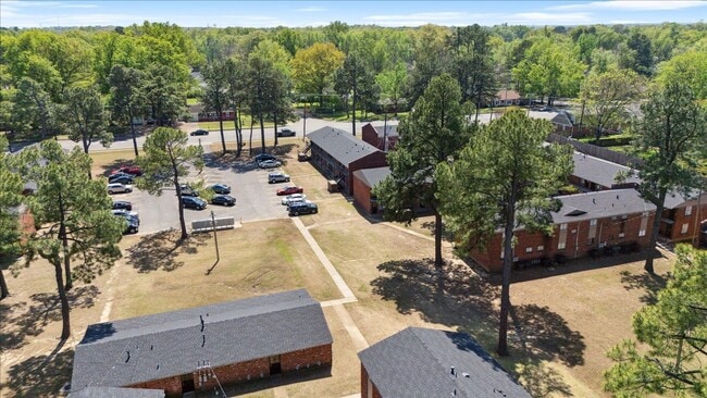 Welcome to Holmes Pointe Apartments!