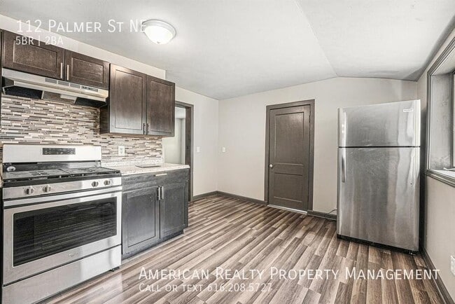 Photo - 112 Palmer St NE