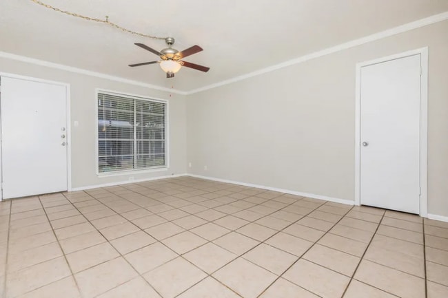 Building Photo - 4645 Ocean Dr Rental