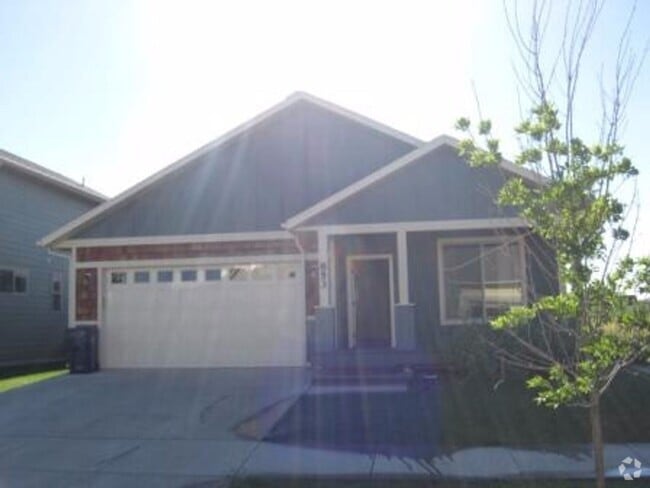 Building Photo - 3 Bed 2 Bath Single Home with wood floors ...