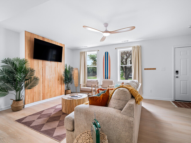 Building Photo - 1107 1st St Rental