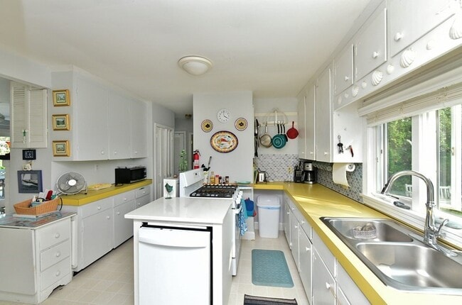 Photo - 208 Standish Rd