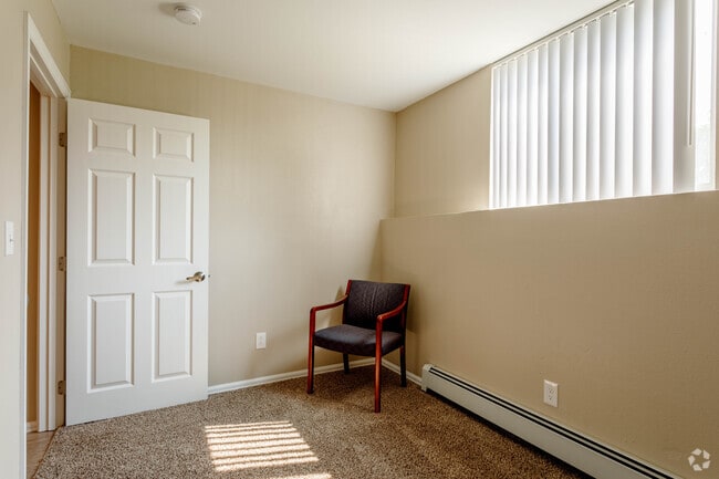 2BR, 1BA - 740SF - Creekside Place Apartments