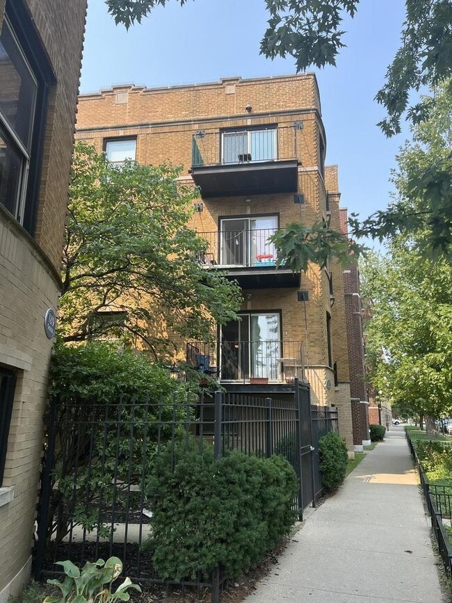 Building Photo - 1231 W Greenleaf Ave Unit 3 Rental