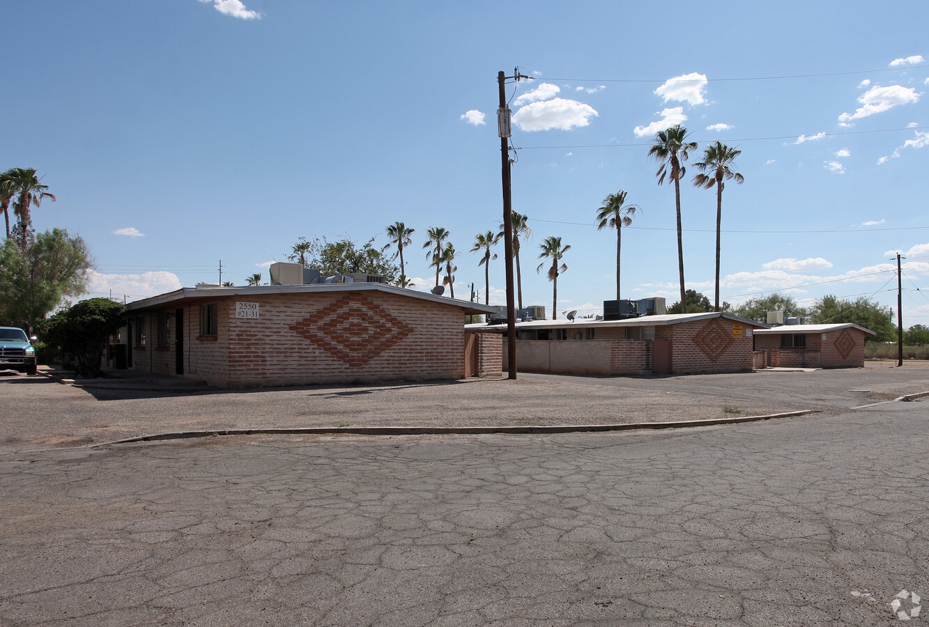 2550 E Lind Rd - 2550 E Lind Rd