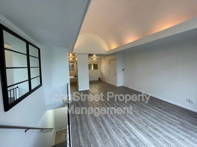 Photo - 851 SW Broadway Dr