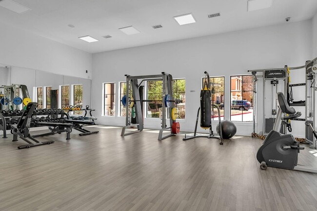 Gimnasio, pesas libres y TV en Mission Hills Apartments, San Antonio, Texas - Mission Hills Apartments