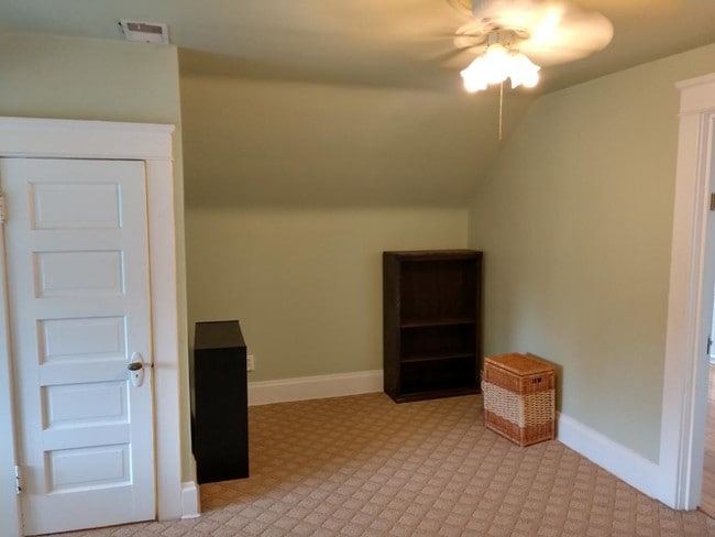 Large bedroom - 1528 Quarrier St Unit 1528 Quarrier Garage Apt.